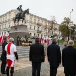 11.11.2020. Kielce. Święto Niepodległości - złożenie kwiatów pod pomnikiem Józefa Piłsudskiego na placu Wolności. / Wiktor Taszłow / Radio Kielce
