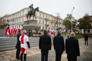 11.11.2020. Kielce. Święto Niepodległości - złożenie kwiatów pod pomnikiem Józefa Piłsudskiego na placu Wolności. / Wiktor Taszłow / Radio Kielce