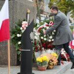 11.11.2020. Kielce. Święto Niepodległości - złożenie kwiatów pod pomnikiem Józefa Piłsudskiego na placu Wolności. Wieniec składa Kamil Suchański - przewodniczący Rady Miasta w Kielcach. / Wiktor Taszłow / Radio Kielce