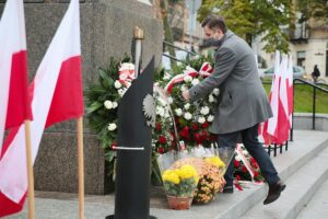 11.11.2020. Kielce. Święto Niepodległości - złożenie kwiatów pod pomnikiem Józefa Piłsudskiego na placu Wolności. Wieniec składa Kamil Suchański - przewodniczący Rady Miasta w Kielcach. / Wiktor Taszłow / Radio Kielce