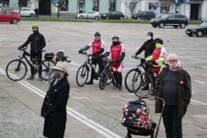 11.11.2020. Kielce. Święto Niepodległości - złożenie kwiatów pod pomnikiem Józefa Piłsudskiego na placu Wolności. / Wiktor Taszłow / Radio Kielce