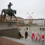 11.11.2020. Kielce. Święto Niepodległości - złożenie kwiatów pod pomnikiem Józefa Piłsudskiego na placu Wolności. / Wiktor Taszłow  / Radio Kielce