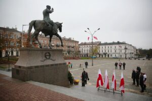 11.11.2020. Kielce. Święto Niepodległości - złożenie kwiatów pod pomnikiem Józefa Piłsudskiego na placu Wolności. / Wiktor Taszłow / Radio Kielce