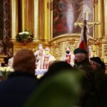 11.11.2020. Kielce. Bazylika katedralna. Msza święta. Na zdjęciu (w środku): biskup Jan Piotrowski / Wiktor Taszłow / Radio Kielce