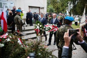 17.09.2020. Kielce. 81. rocznica agresji sowieckiej na Polskę. Na zdjęciu (w środku): Krzysztof Słoń - senator PiS i Piotr Wawrzyk - wiceminister spraw zagranicznych / Wiktor Taszłow / Radio Kielce