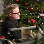 18.12.2020. Radio Kielce. Finał piątego dnia akcji Radia Kielce "Choinka pod choinkę". Na zdjęciu:  Piotr Salata / Wiktor Taszłow / Radio Kielce