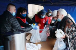 24.12.2020. Kielce. Wigilia dla osób bezdomnych i potrzebujących / Wiktor Taszłow / Radio Kielce