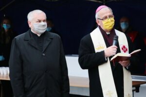 24.12.2020. Kielce. Wigilia dla osób bezdomnych i potrzebujących. Na zdjęciu (od lewej): ks. Stanisław Słowik - dyrektor Caritas Diecezji Kieleckiej, biskup kielecki Jan Piotrowski / Wiktor Taszłow / Radio Kielce