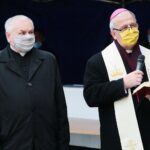 24.12.2020. Kielce. Wigilia dla osób bezdomnych i potrzebujących. Na zdjęciu (od lewej): ks. Stanisław Słowik - dyrektor Caritas Diecezji Kieleckiej, biskup kielecki Jan Piotrowski / Wiktor Taszłow / Radio Kielce