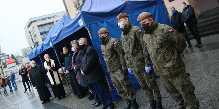 24.12.2020. Kielce. Wigilia dla osób bezdomnych i potrzebujących / Wiktor Taszłow / Radio Kielce