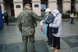 24.12.2020. Kielce. Wigilia dla osób bezdomnych i potrzebujących / Wiktor Taszłow / Radio Kielce