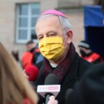 24.12.2020. Kielce. Wigilia dla osób bezdomnych i potrzebujących. Na zdjęciu: biskup kielecki Jan Piotrowski / Wiktor Taszłow / Radio Kielce