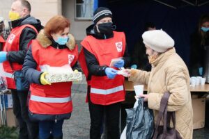 24.12.2020. Kielce. Wigilia dla osób bezdomnych i potrzebujących / Wiktor Taszłow / Radio Kielce