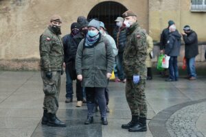 24.12.2020. Kielce. Wigilia dla osób bezdomnych i potrzebujących / Wiktor Taszłow / Radio Kielce