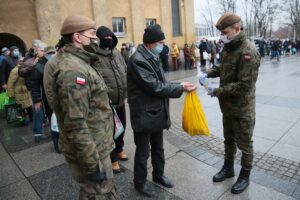 24.12.2020. Kielce. Wigilia dla osób bezdomnych i potrzebujących / Wiktor Taszłow / Radio Kielce