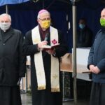 24.12.2020. Kielce. Wigilia dla osób bezdomnych i potrzebujących. Na zdjęciu (od lewej): ks. Stanisław Słowik - dyrektor Caritas Diecezji Kieleckiej, biskup kielecki Jan Piotrowski, ks. Krzysztof Banasik - zastępca dyrektora Caritas Diecezji Kieleckiej / Wiktor Taszłow / Radio Kielce