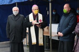 24.12.2020. Kielce. Wigilia dla osób bezdomnych i potrzebujących. Na zdjęciu (od lewej): ks. Stanisław Słowik - dyrektor Caritas Diecezji Kieleckiej, biskup kielecki Jan Piotrowski, ks. Krzysztof Banasik - zastępca dyrektora Caritas Diecezji Kieleckiej / Wiktor Taszłow / Radio Kielce