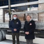 13.02.2021. Nagłowice. Pomoc żywnościowa dla rodzin z powiatu jędrzejowskiego. Na zdjęciu (od lewej): Paweł Faryna - starosta jędrzejowski i Jarosław Stankiewicz - dyrektor Domu Dziecka w Nagłowicach / Starostwo Powiatowe w Jędrzejowie