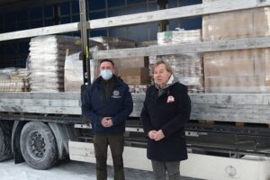 13.02.2021. Nagłowice. Pomoc żywnościowa dla rodzin z powiatu jędrzejowskiego. Na zdjęciu (od lewej): Paweł Faryna - starosta jędrzejowski i Jarosław Stankiewicz - dyrektor Domu Dziecka w Nagłowicach / Starostwo Powiatowe w Jędrzejowie