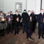 28.02.2021. Ostrowiec Świętokrzyski. Uroczystości upamiętniające żołnierzy wyklętych. Na zdjęciu (od lewej): Jacek Sobolak – Nadleśnictwo Ostrowiec Świętokrzyski, Małgorzata Sobieraj - sekretarz gminy Bodzechów i radna powiatu ostrowieckiego, Janusz Gołdyn - radny powiatu ostrowieckiego, Zbigniew Duda - radny powiatu ostrowieckiego, Dariusz Kaszuba - radny rady miejskiej, Andrzej Kryj - poseł PiS, Paweł Walesic - radny powiatu ostrowieckiego i Jarosław Rusiecki - senator PiS / Emilia Sitarska / Radio Kielce