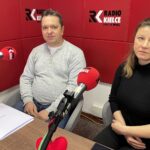 03.02.2021 Sandomierz. Na zdjęciu (od lewej): Marcin Grębowiec - przewodniczący rady rodziców w Szkole Podstawowej numer 2 i Anna Pawlak - członkini rady rodziców / Grażyna Szlęzak-Wójcik / Radio Kielce