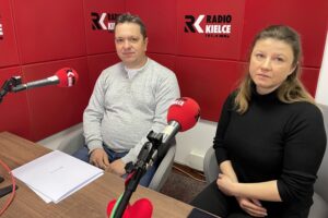 03.02.2021 Sandomierz. Na zdjęciu (od lewej): Marcin Grębowiec - przewodniczący rady rodziców w Szkole Podstawowej numer 2 i Anna Pawlak - członkini rady rodziców / Grażyna Szlęzak-Wójcik / Radio Kielce