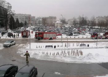 09.02.2021 Kielce. Strażacy przed budynkiem urzędu marszałkowskiego / Radio Kielce