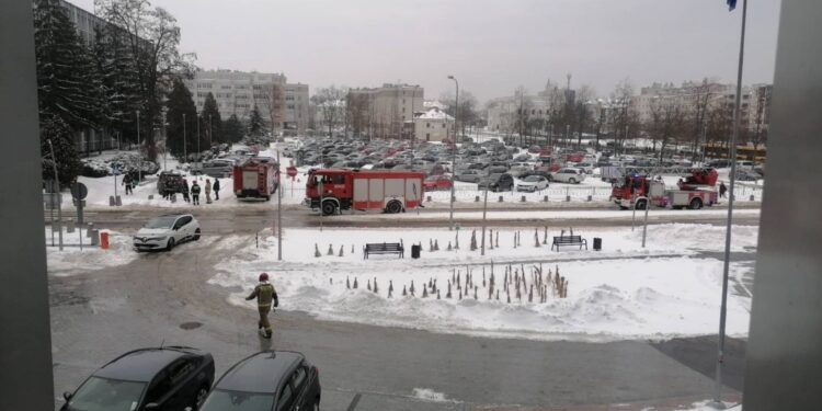 09.02.2021 Kielce. Strażacy przed budynkiem urzędu marszałkowskiego / Radio Kielce