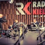 13.02.2021 Kielce. Wizyta dziennikarzy TVP3 Kielce w Radiu Kielce z okazji Światowego Dnia Radia. Na zdjęciu (od lewej): Andrzej Lasota - TVP3 Kielce, Urszula Degejda - TVP3 Kielce i Radosław Podsiadły - Radio Kielce / Anna Roży / TVP3 Kielce
