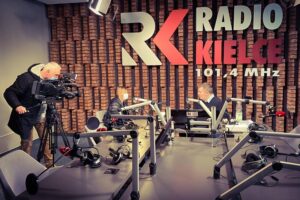 13.02.2021 Kielce. Wizyta dziennikarzy TVP3 Kielce w Radiu Kielce z okazji Światowego Dnia Radia. Na zdjęciu (od lewej): Andrzej Lasota - TVP3 Kielce, Urszula Degejda - TVP3 Kielce i Radosław Podsiadły - Radio Kielce / Anna Roży / TVP3 Kielce