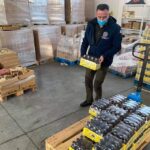 13.02.2021. Nagłowice. Pomoc żywnościowa dla rodzin z powiatu jędrzejowskiego. Na zdjęciu: Paweł Faryna - starosta jędrzejowski / Starostwo Powiatowe w Jędrzejowie