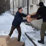13.02.2021. Nagłowice. Pomoc żywnościowa dla rodzin z powiatu jędrzejowskiego. Na zdjęciu (w środku): Paweł Faryna - starosta jędrzejowski / Starostwo Powiatowe w Jędrzejowie