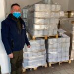 13.02.2021. Nagłowice. Pomoc żywnościowa dla rodzin z powiatu jędrzejowskiego. Na zdjęciu: Paweł Faryna - starosta jędrzejowski / Starostwo Powiatowe w Jędrzejowie