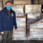 13.02.2021. Nagłowice. Pomoc żywnościowa dla rodzin z powiatu jędrzejowskiego. Na zdjęciu: Paweł Faryna - starosta jędrzejowski / Starostwo Powiatowe w Jędrzejowie