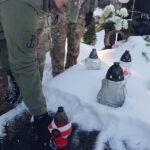 14.02.2021 Małogoszcz. Uczniowie wraz z nauczycielami na grobach bohaterów / SGPO