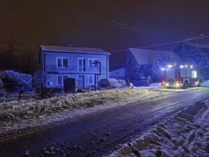 17.02.2021 Ostrowiec Świętokrzyski. Samochód ciężarowy wjechał w latarnię i ogrodzenie / Facebook/pspospOstrowiec