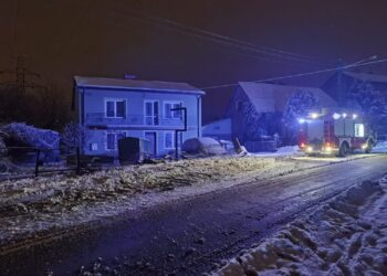 17.02.2021 Ostrowiec Świętokrzyski. Samochód ciężarowy wjechał w latarnię i ogrodzenie / Facebook/pspospOstrowiec