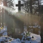 14.02.2021 Małogoszcz. Uczniowie wraz z nauczycielami na grobach bohaterów / SGPO