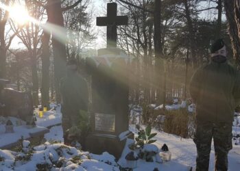 14.02.2021 Małogoszcz. Uczniowie wraz z nauczycielami na grobach bohaterów / SGPO