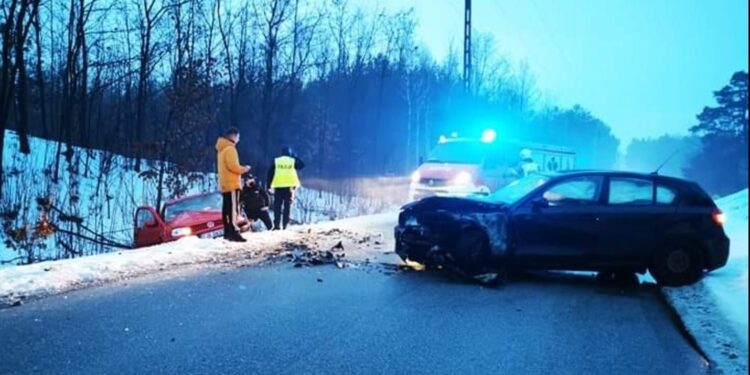 18.02.2021. Rakoszyn. Wypadek / 112 Powiat Jędrzejowski/Facebook