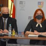 25.02.2021. Opatów. Spotkanie z przedstawicielami samorządów gmin, starostwa i urzędu marszałkowskiego. Na zdjęciu: Andrzej Gajek - członek zarządu powiatu opatowskiego, Małgorzata Jalowska - wicestarosta opatowski / Powiat Opatowski / Facebook