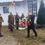 27.07.2021 Kielce. Złożenie kwiatów na cmentarzu na Piaskach z okazji zbliżającego się Narodowego Dnia Pamięci Żołnierzy Wyklętych. Kwiaty składają (od lewej): Krzysztof Słoń - senator i Rafał Nowak - wicewojewoda świętokrzyski / Stowarzyszenie Rekonstrukcji Historycznych „Jodła”