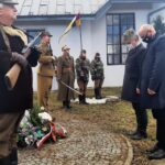 27.07.2021 Kielce. Złożenie kwiatów na cmentarzu na Piaskach z okazji zbliżającego się Narodowego Dnia Pamięci Żołnierzy Wyklętych. Kwiaty składają (od lewej): Krzysztof Słoń - senator i Rafał Nowak - wicewojewoda świętokrzyski / Stowarzyszenie Rekonstrukcji Historycznych „Jodła”