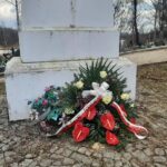 27.07.2021 Kielce. Złożenie kwiatów na cmentarzu na Piaskach z okazji zbliżającego się Narodowego Dnia Pamięci Żołnierzy Wyklętych / Stowarzyszenie Rekonstrukcji Historycznych „Jodła”