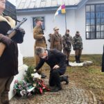 27.07.2021 Kielce. Złożenie kwiatów na cmentarzu na Piaskach z okazji zbliżającego się Narodowego Dnia Pamięci Żołnierzy Wyklętych. Kwiaty składają (od lewej): Krzysztof Słoń - senator i Rafał Nowak - wicewojewoda świętokrzyski / Stowarzyszenie Rekonstrukcji Historycznych „Jodła”