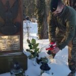 14.02.2021 Małogoszcz. Uczniowie wraz z nauczycielami na grobach bohaterów / SGPO