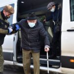 25.02.2021 Kielce i Skarżysko-Kamienna. Terytorialsi pomagający kombatantom w dotarciu do punktów szczepień / ppor. OT Daniel Woś / ŚBOT