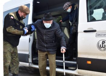 25.02.2021 Kielce i Skarżysko-Kamienna. Terytorialsi pomagający kombatantom w dotarciu do punktów szczepień / ppor. OT Daniel Woś / ŚBOT