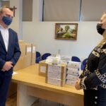 23.02.2021. Sandomierz. Przekazanie środków na walkę z koronawirusem dla instytucji z powiatu sandomierskiego. Na zdjęciu (od lewej): Marcin Piwnik - starosta sandomierski i Agnieszka Krasoń - kierownik świetlicy środowiskowej i Placówki Wsparcia Dziennego „Przystanek Błonie” w Sandomierzu / Grażyna Szlęzak-Wójcik / Radio Kielce