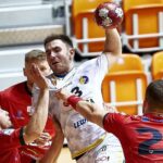 04.02.2021. Kwidzyn. Zaległy mecz 5. kolejki PGNiG Superligi: MMTS - Łomża vive. Na zdjęciu (z piłką): Arkadiusz Moryto / PAP/Adam Warżawa